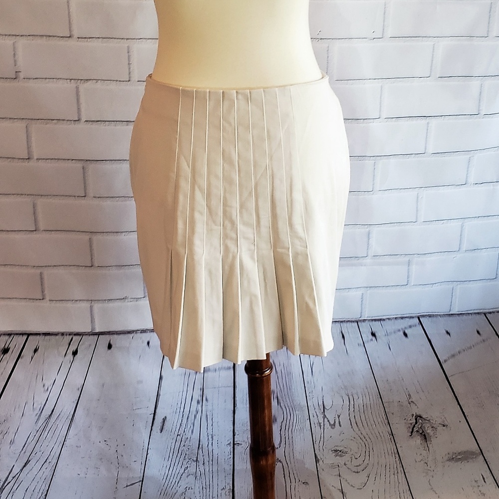 BODY BY VICTORIA  Beige Pencil Skirt EUC - Picture 3 of 4